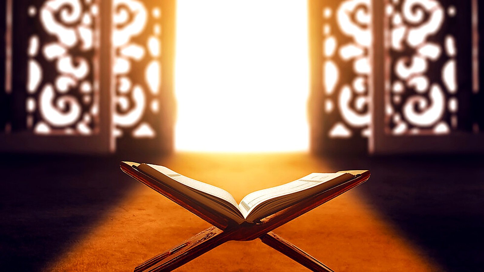 مصحف كريم مفتوح على حامل أمام باب مضيء
